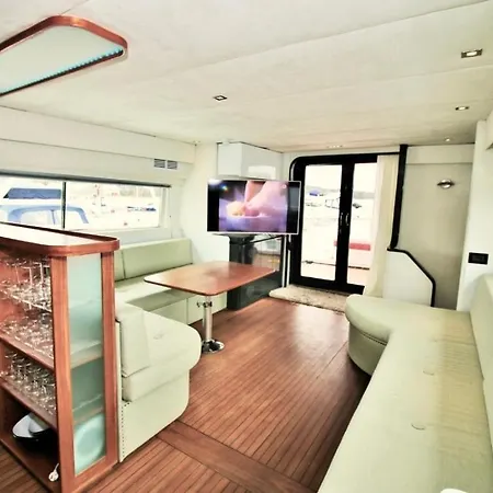Vip In A Luxurious Yacht Botel