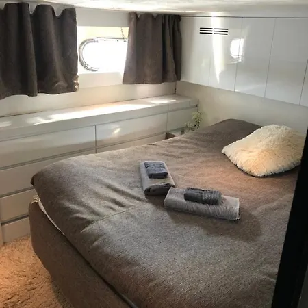 Vip In A Luxurious Yacht Botel *