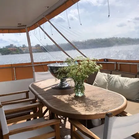 Botel Vip In A Luxurious Yacht *