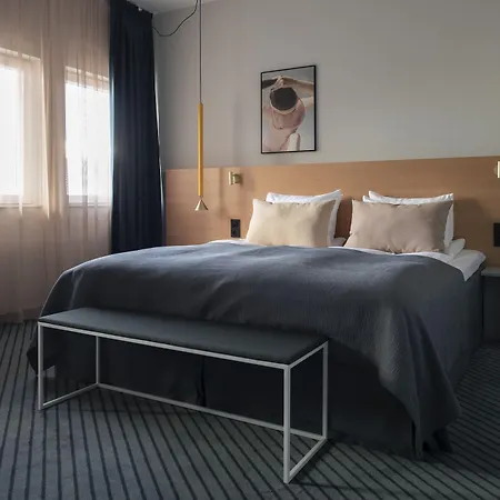 Quality Globe Hotel 4*