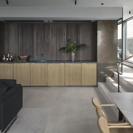 Hotel At Six