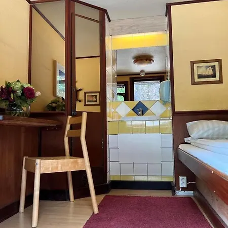 Den Roeda Baten Hotel na wodzie