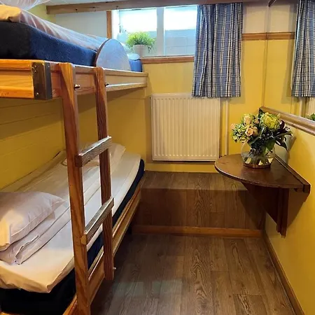 Den Roeda Baten Hotel na wodzie 2*
