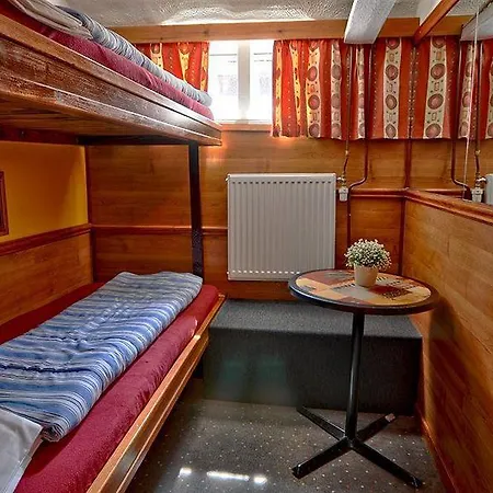Den Roeda Baten Botel 2*