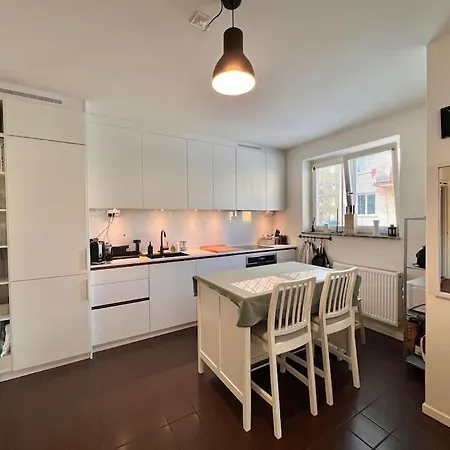 Great One Bedroom Flat Close To The City. *