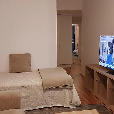 Private In Shared Lovely, Amazing, Modern +garden +bbq Homestay *