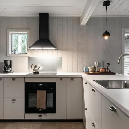 Luxury Family Near The Water For Eight People Villa *