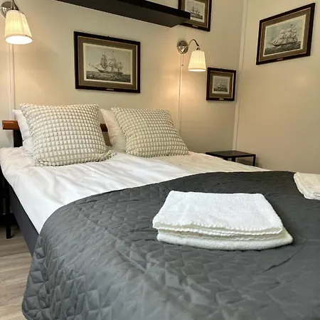 Hotel na wodzie Den Roeda Baten 2*