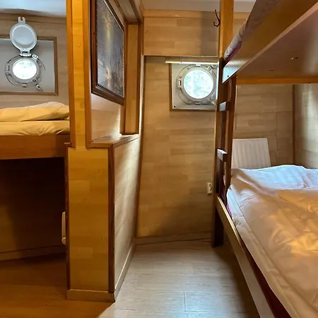 Den Roeda Baten Botel