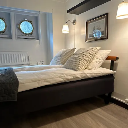 Den Roeda Baten Botel