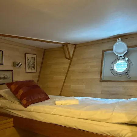 Botel Den Roeda Baten