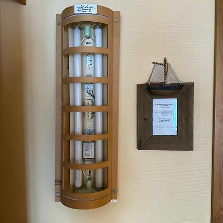 Den Roeda Baten Botel