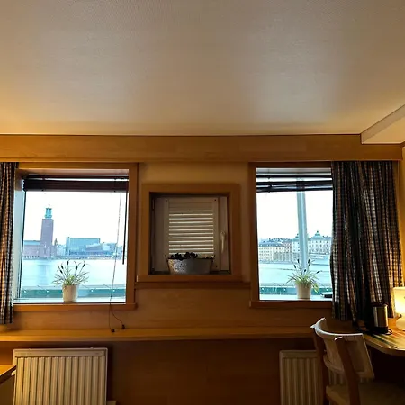 Den Roeda Baten Botel