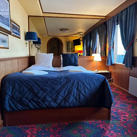 Hotel na wodzie Den Roeda Baten Sztokholm