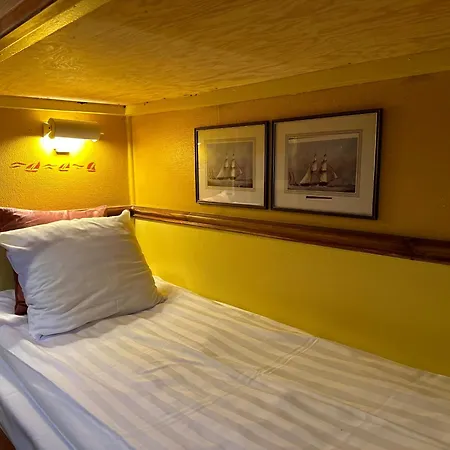 Den Roeda Baten Hotel na wodzie