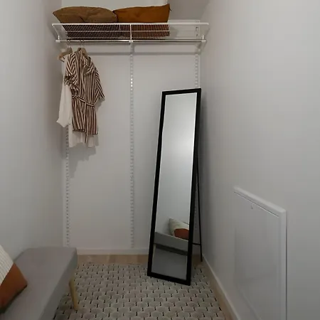 Cozy 2 Stops-15 Mins Away From Center Appartamento
