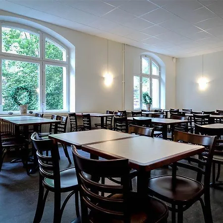 Queen's By First Hotel 3*