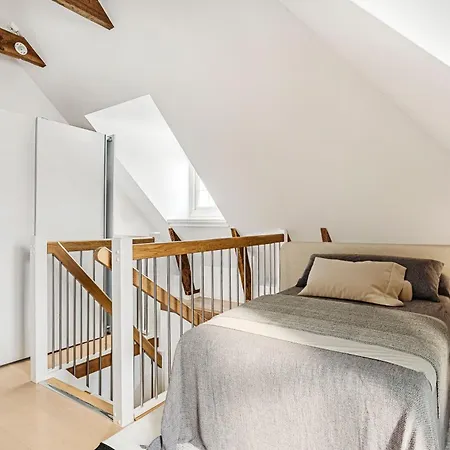 Beautiful Modern Near Apartment *