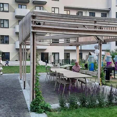 Private In Shared Lovely, Amazing, Modern +garden +bbq Homestay *