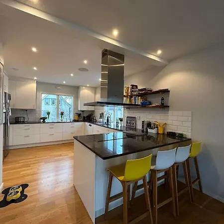 Villa Spacious House Close To Nature And City.