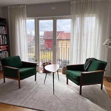 Spacious House Close To Nature And City.