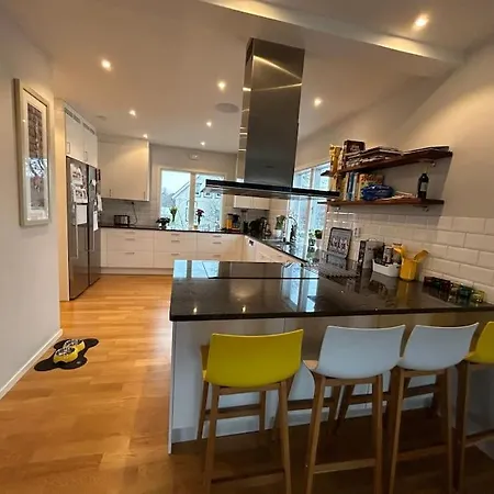Villa Spacious House Close To Nature And City.
