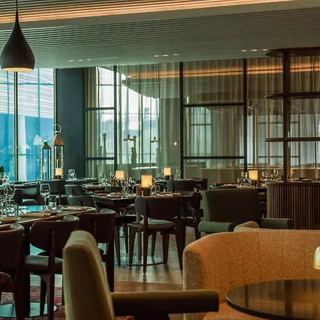 Radisson Blu Waterfront Hotel, Hotel