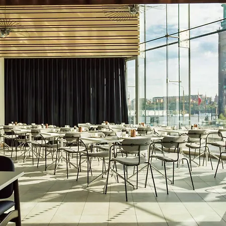 Radisson Blu Waterfront Hotel, Hotel