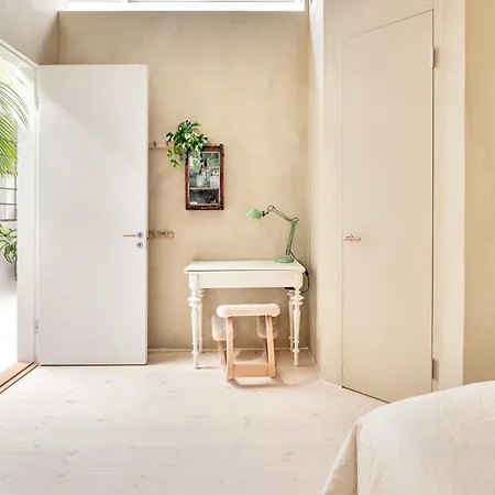 Beautiful Luxury Family Surrounded By Nature And Water And Only 15 Minutes From Center