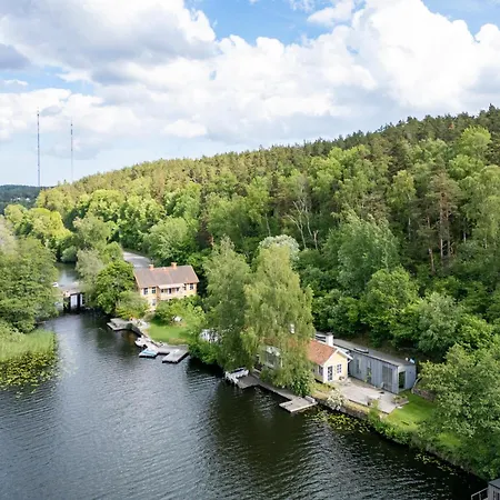 Beautiful Luxury Family Surrounded By Nature And Water And Only 15 Minutes From Center