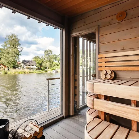 Beautiful Luxury Family Surrounded By Nature And Water And Only 15 Minutes From Center Lodge
