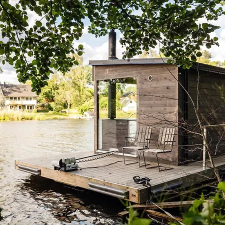 Beautiful Luxury Family Surrounded By Nature And Water And Only 15 Minutes From Center