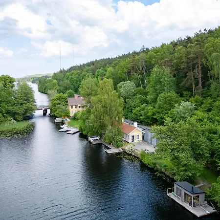Beautiful Luxury Family Surrounded By Nature And Water And Only 15 Minutes From Center Lodge