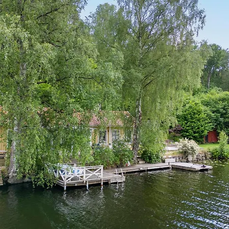 Beautiful Luxury Family Surrounded By Nature And Water And Only 15 Minutes From Center
