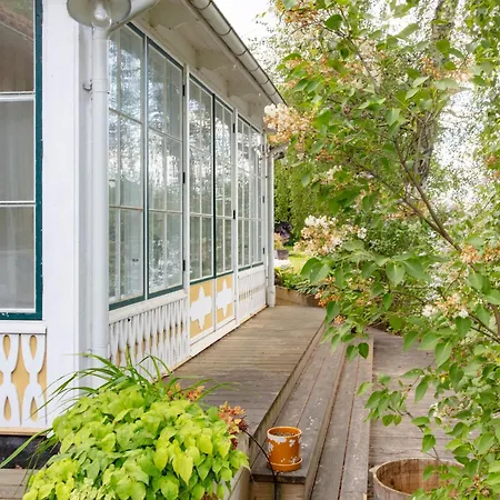 Beautiful Luxury Family Surrounded By Nature And Water And Only 15 Minutes From Center *