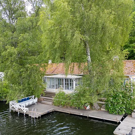 Beautiful Luxury Family Surrounded By Nature And Water And Only 15 Minutes From Center