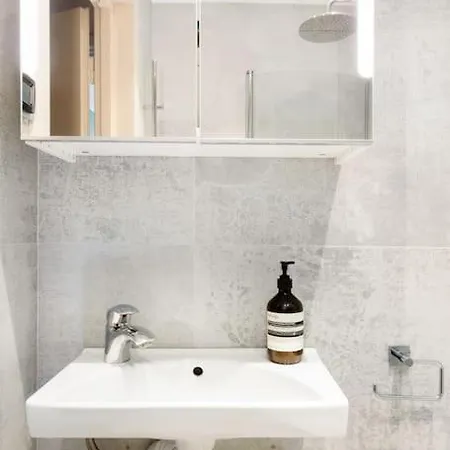 Apartment 5-room 120 Sqm 3 Bedrooms 2 Bathrooms For 6 Person