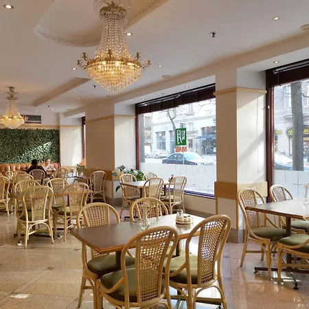 Crystal Plaza Hotel 3*