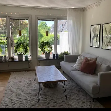 Villa Fint Med 4 Sovrum Parkering Och Traedgard