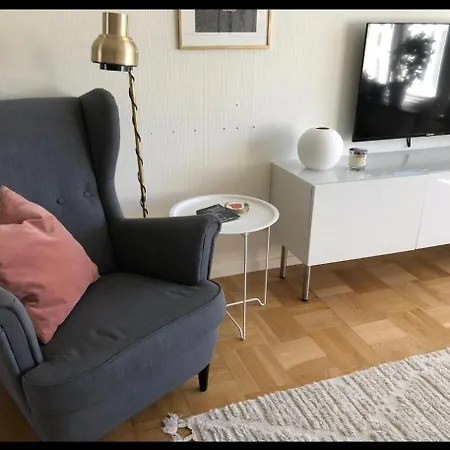 Fint Med 4 Sovrum Parkering Och Traedgard