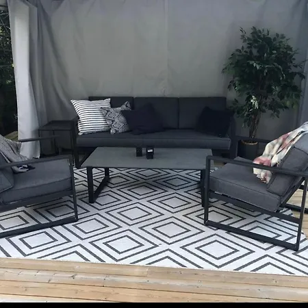 Villa Fint Med 4 Sovrum Parkering Och Traedgard