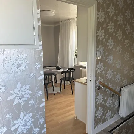 - 5-beds - Sleeps 12 - Garden *
