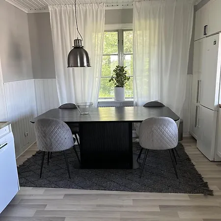 - 5-beds - Sleeps 12 - Garden