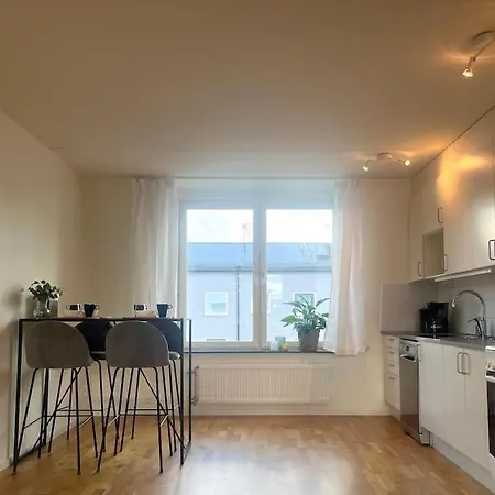 Apartment Trerumslaegenhet Belaegen Med Bubbelpool Stockholm