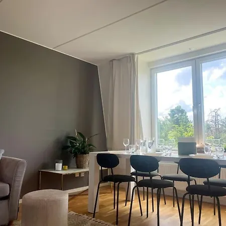 Trerumslaegenhet Belaegen Med Bubbelpool * Stockholm