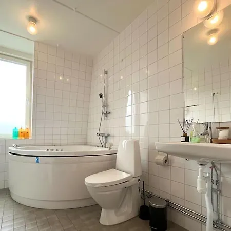 Trerumslaegenhet Belaegen Med Bubbelpool Apartment