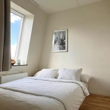 Apartment Trerumslaegenhet Belaegen Med Bubbelpool
