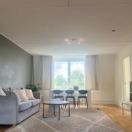 Apartment Trerumslaegenhet Belaegen Med Bubbelpool *