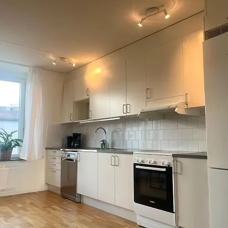 Apartment Trerumslaegenhet Belaegen Med Bubbelpool