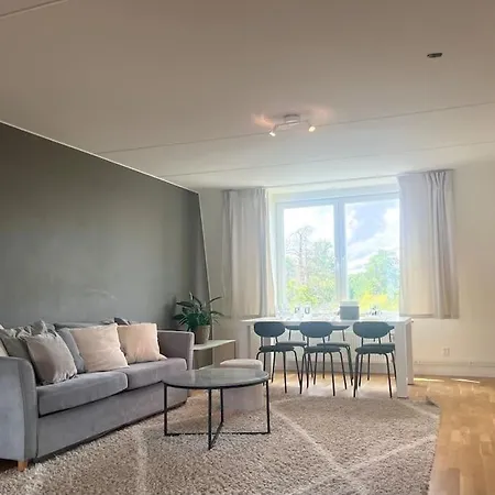 Apartment Trerumslaegenhet Belaegen Med Bubbelpool